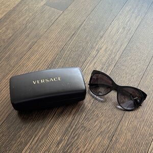 Versace Black Sunglasses 🕶️..box and booklet included.